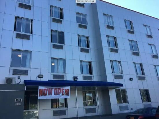 Фото Days Inn by Wyndham Brooklyn Borough Park