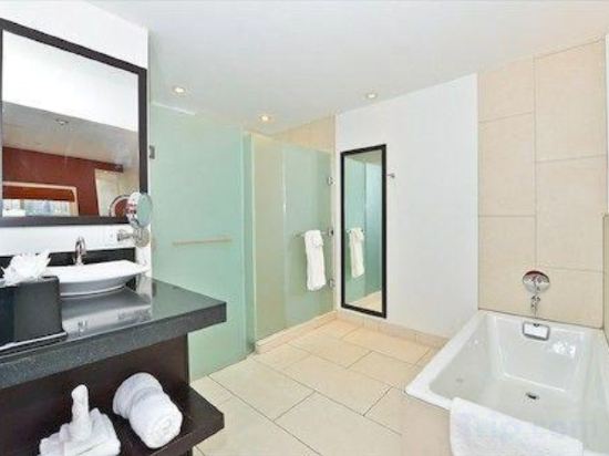 Фото Ravel Hotel Trademark Collection by Wyndham