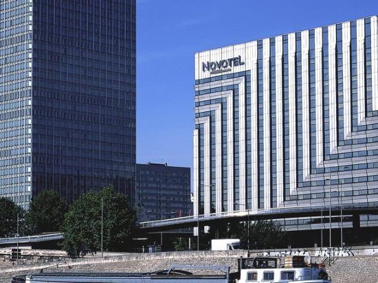 Фото Novotel Paris La Défense Esplanade