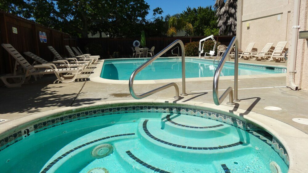 Фото Cloverdale Wine Country Inn & Suites