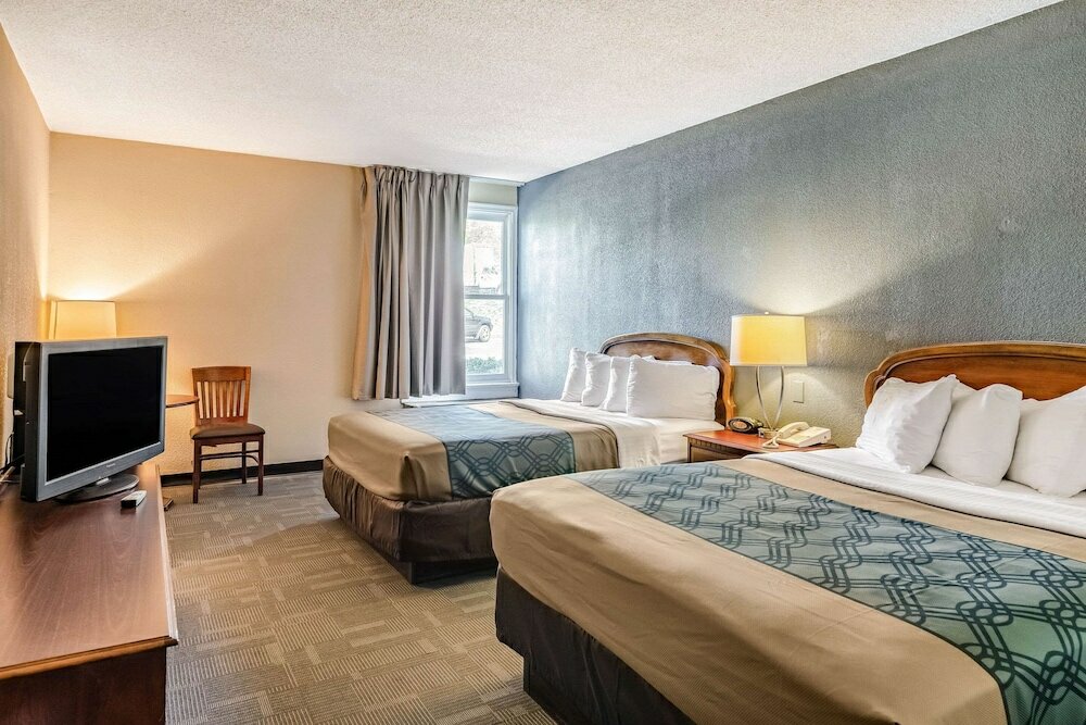 Фото Econo Lodge Inn & Suites Radford-Blacksburg Area