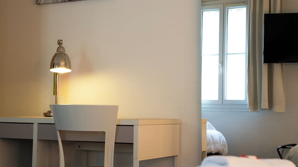 Фото Brit Hotel Des Grands Hommes Bordeaux Centre