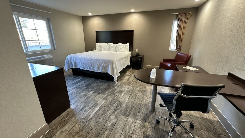 Фото Red Roof Inn Hayward