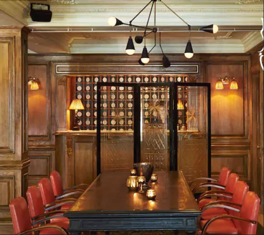 Фото The Marlton Hotel