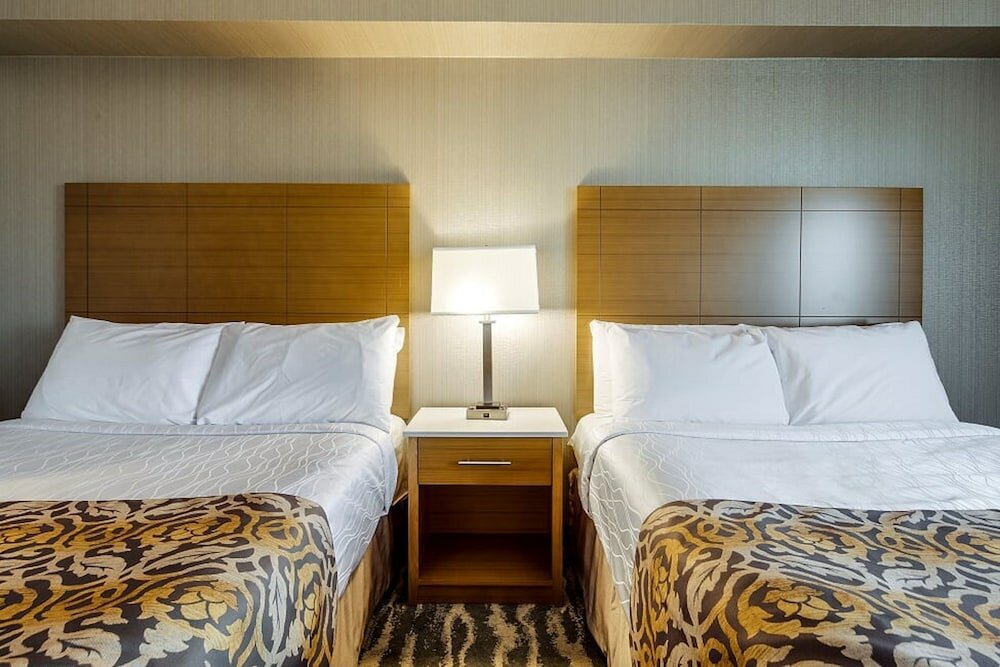 Фото Monte Carlo Inn - Brampton Suites