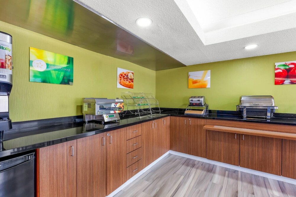 Фото Quality Suites Whitby