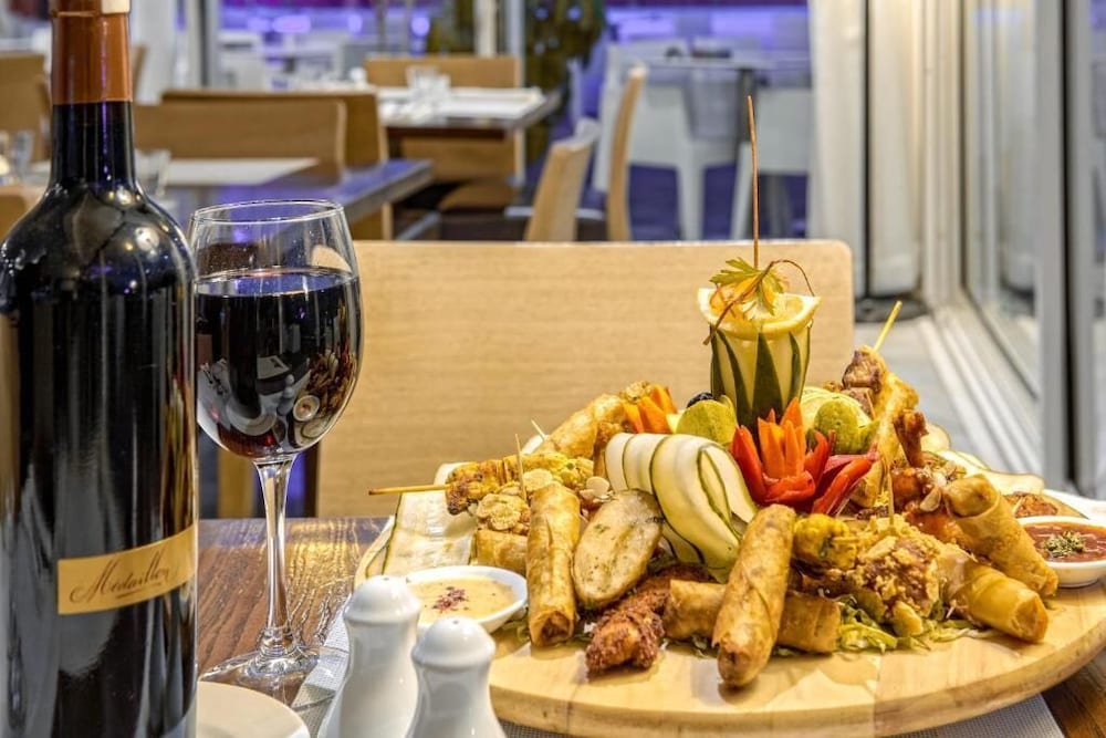 Фото La Renaissance Hotel