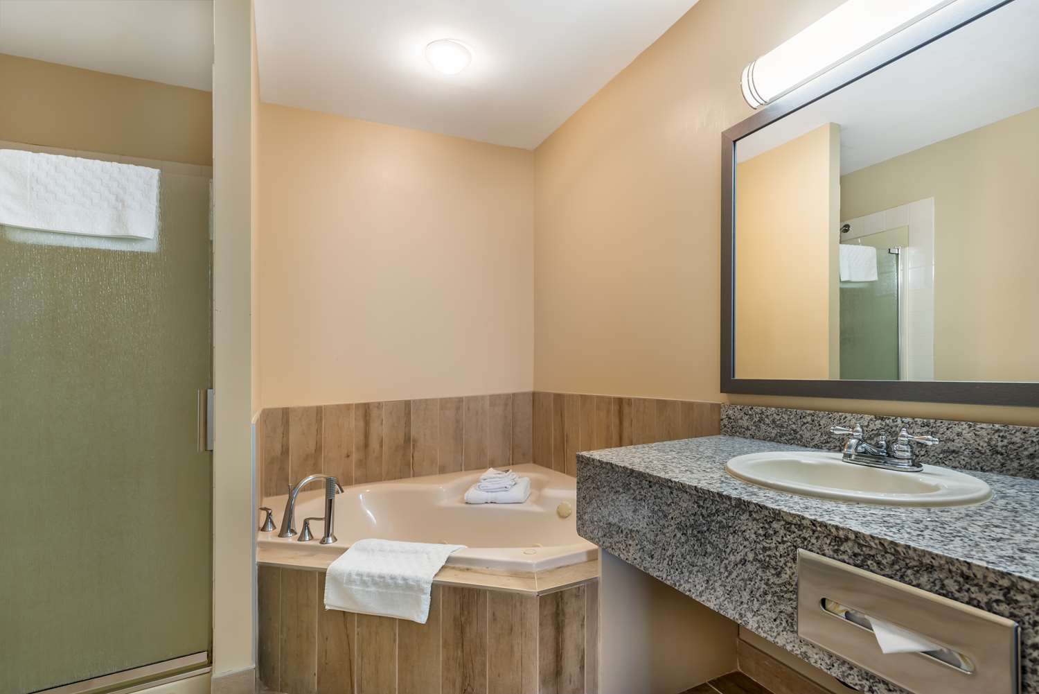 Фото Best Western Strathmore Inn