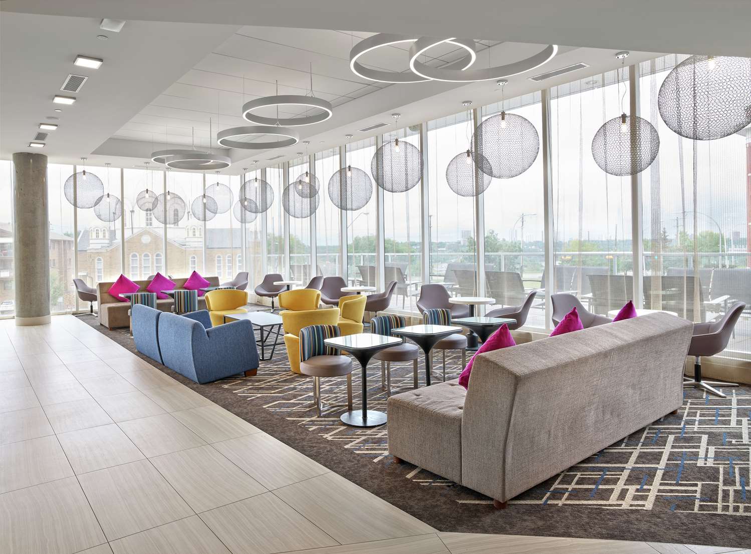 Фото DoubleTree by Hilton Edmonton Downtown