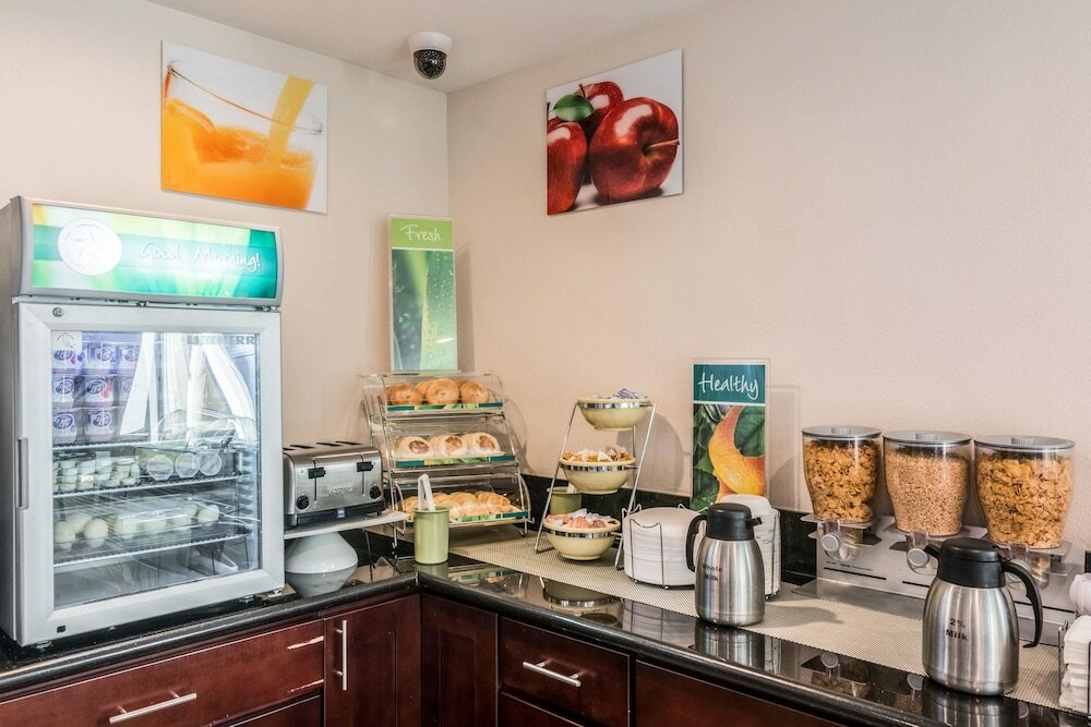 Фото Quality Inn & Suites near Downtown Bakersfield