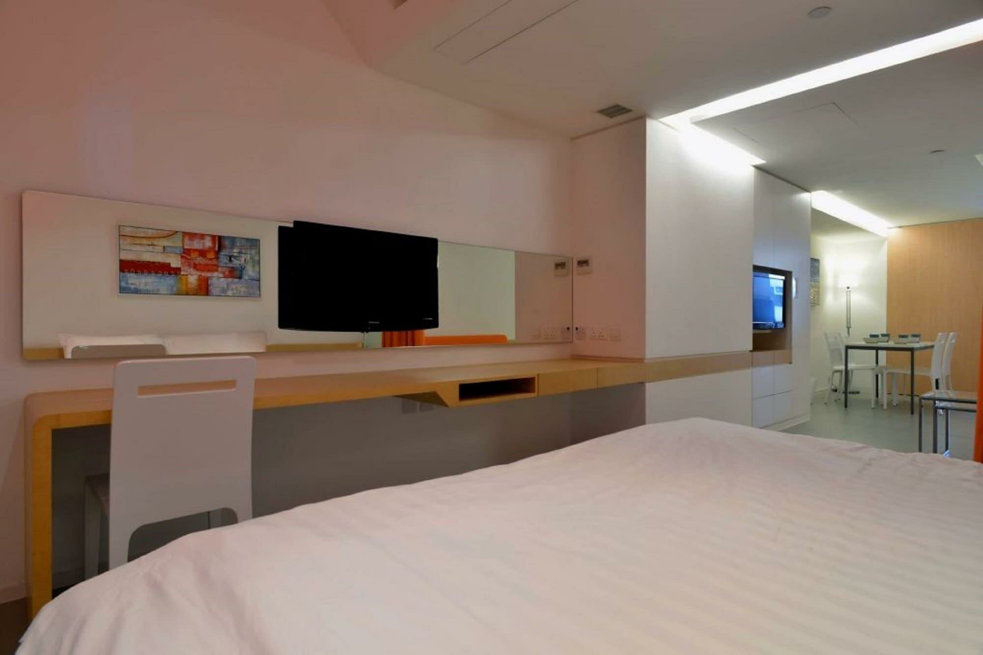 Фото 60 West Suites Hotel