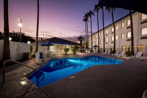 Гостиница Days Hotel by Wyndham Mesa Near Phoenix в Гилберте