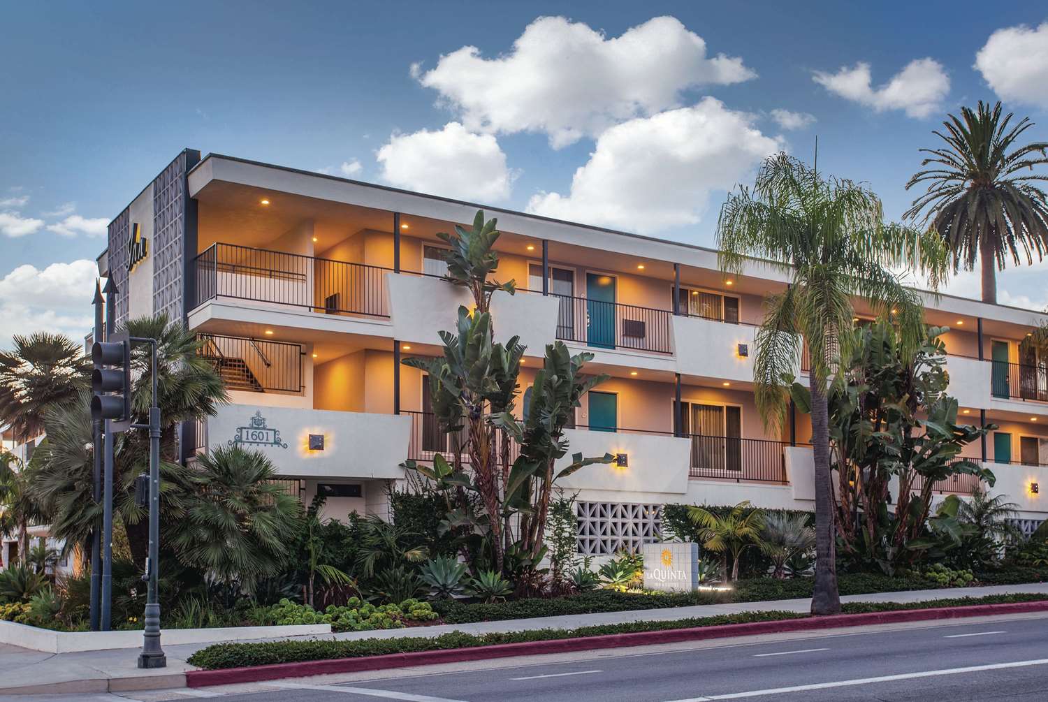Фото Courtyard by Marriott Santa Barbara Downtown