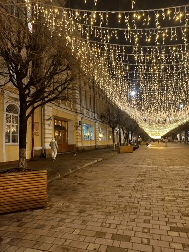В центре