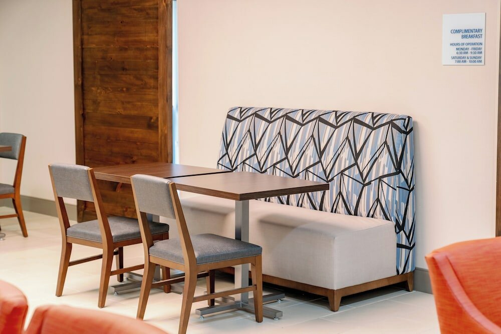 Фото Holiday Inn Express Hotel & Suites Raleigh Sw Nc State, an Ihg Hotel