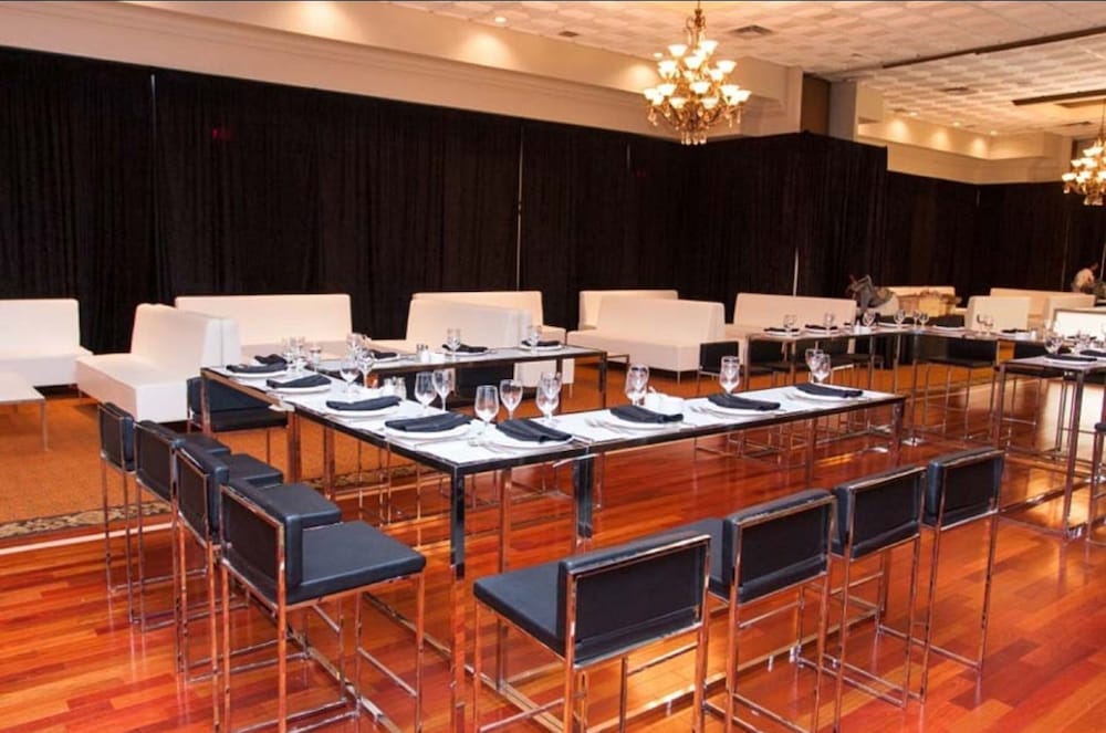 Фото Montecassino Hotel and Event Venue