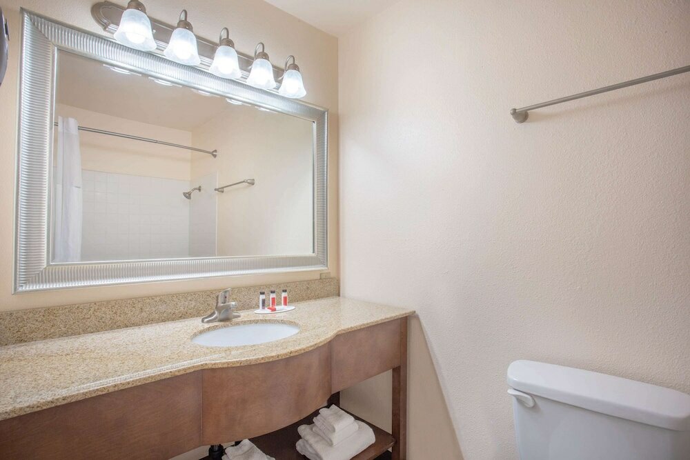 Фото Travelodge by Wyndham Hawthorne