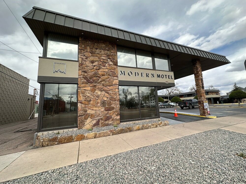 Фото Travelers Uptown Motel