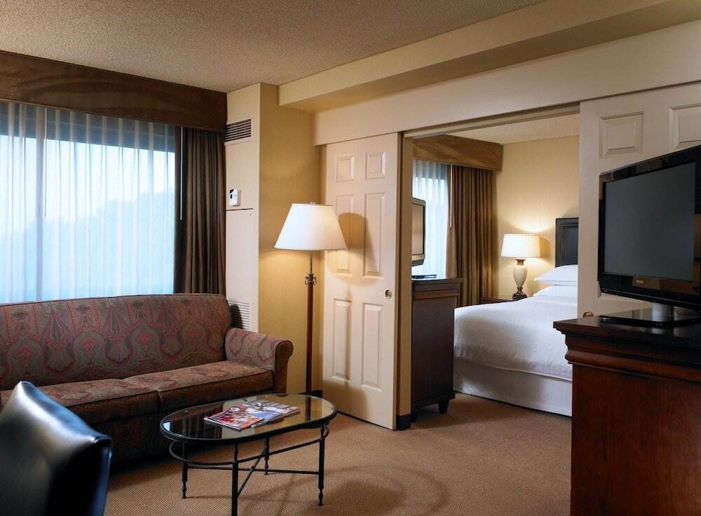 Фото Sheraton Fairplex Hotel & Conference Center