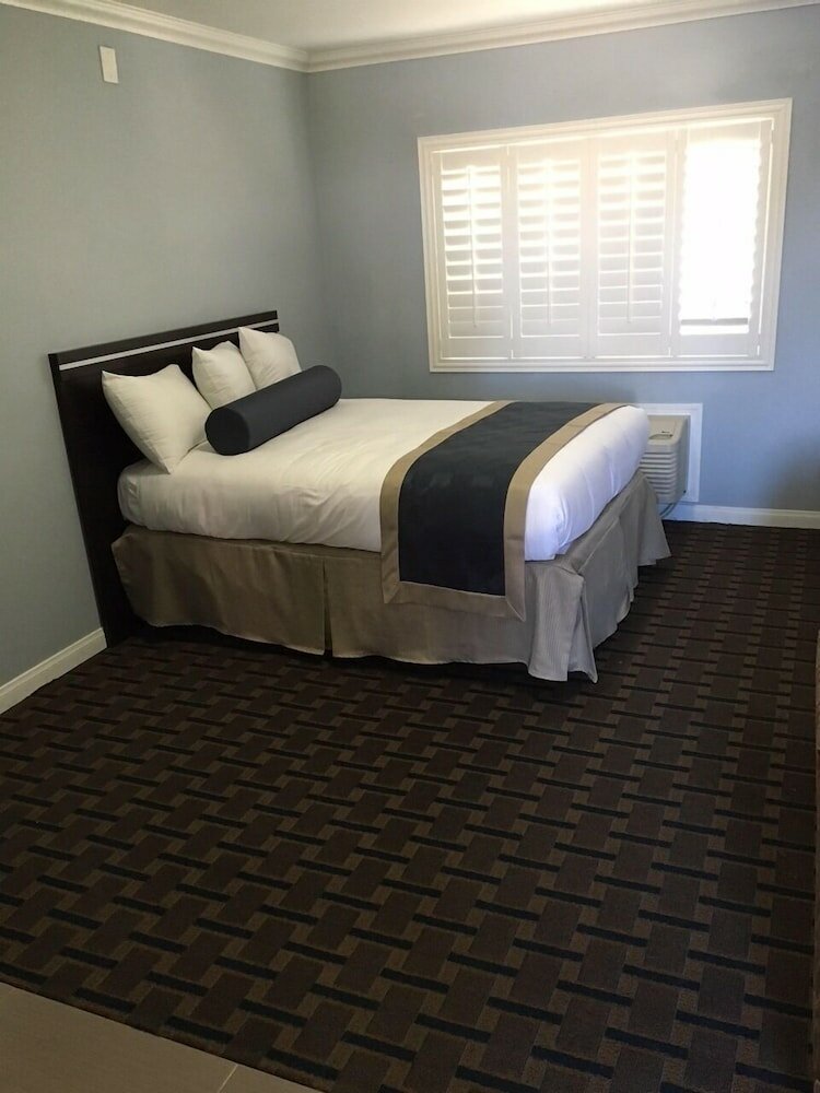 Фото Hollywood Palms Inn and Suites