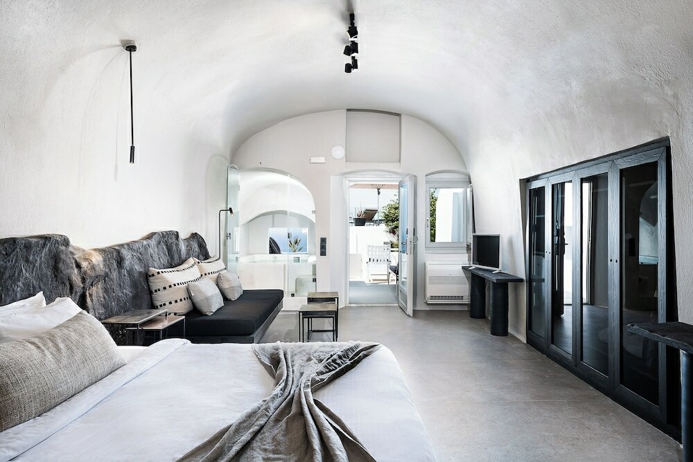 Фото On The Rocks Hotel