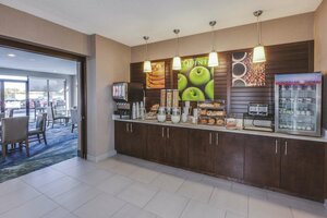 Гостиница La Quinta Inn & Suites by Wyndham Philadelphia Airport