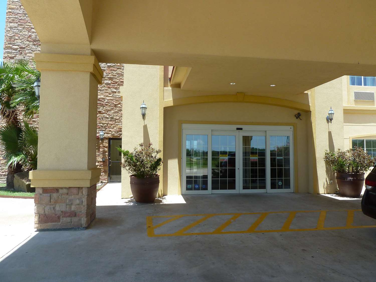 Фото Americas Best Value Inn & Suites Gun Barrel City
