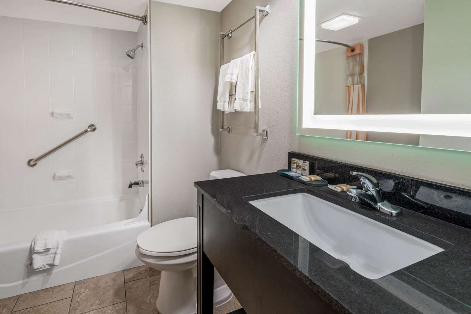 Фото La Quinta Inn & Suites by Wyndham Dallas I-35 Walnut Hill Ln