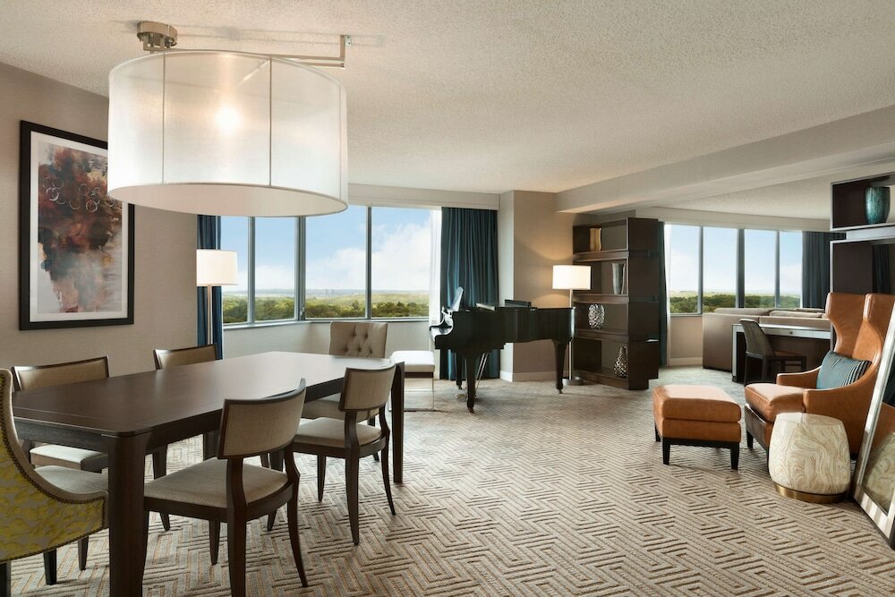 Фото Hilton East Brunswick Hotel & Executive Meeting Center