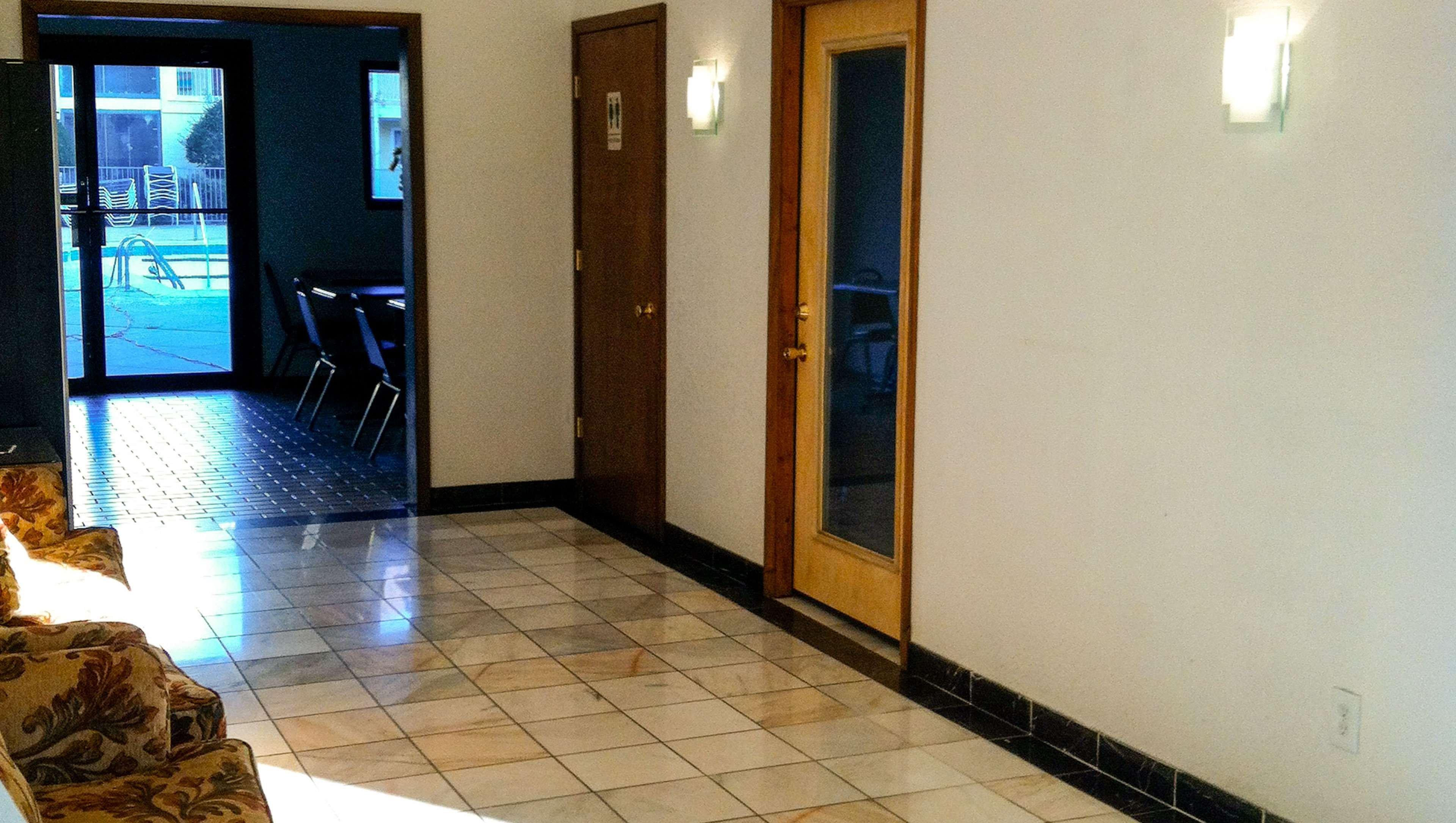 Фото Oaktree Inn and Suites