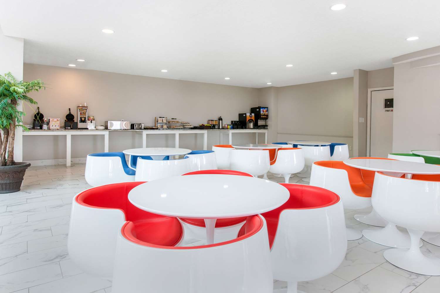 Фото Clarion Inn & Suites Kissimmee-Lake Buena Vista South