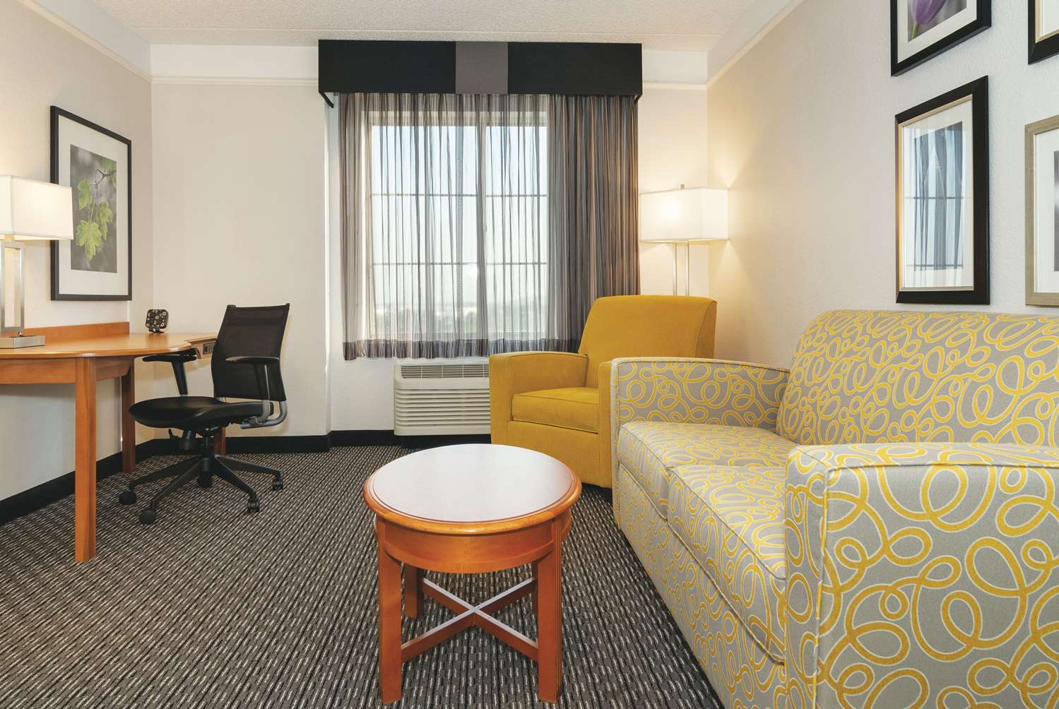 Фото La Quinta Inn & Suites by Wyndham Ontario Airport
