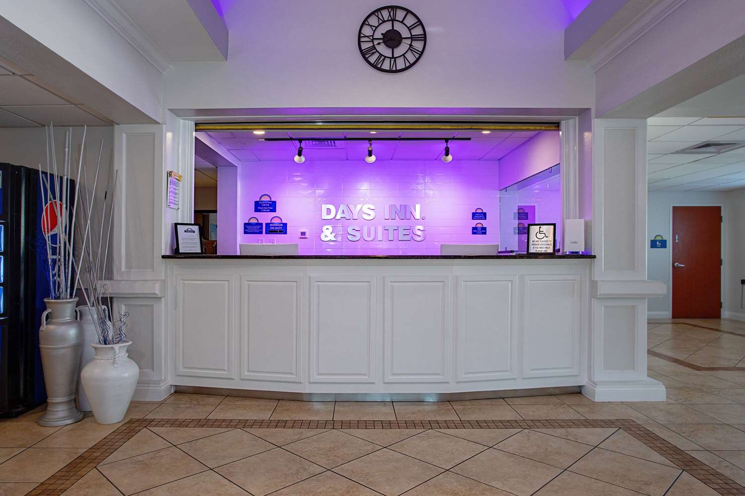 Фото Days Inn & Suites by Wyndham Lakeland