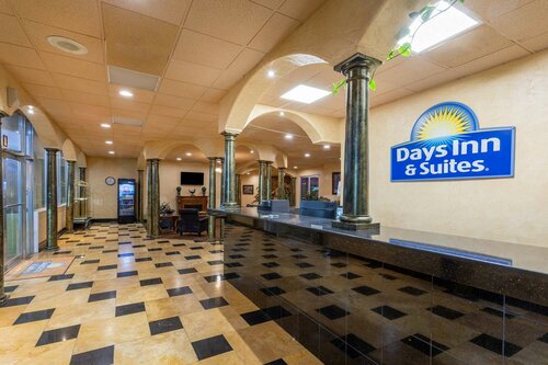 Гостиница Days Inn & Suites by Wyndham Clovis в Кловисе