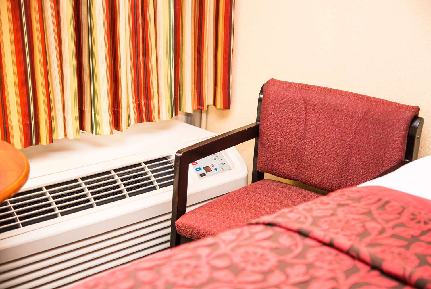 Фото Days Inn by Wyndham Alexandria South