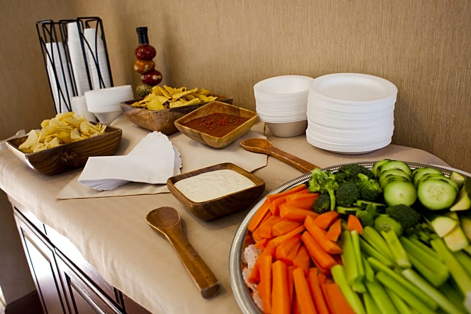 Фото Cloverleaf Suites Kansas City - Overland Park