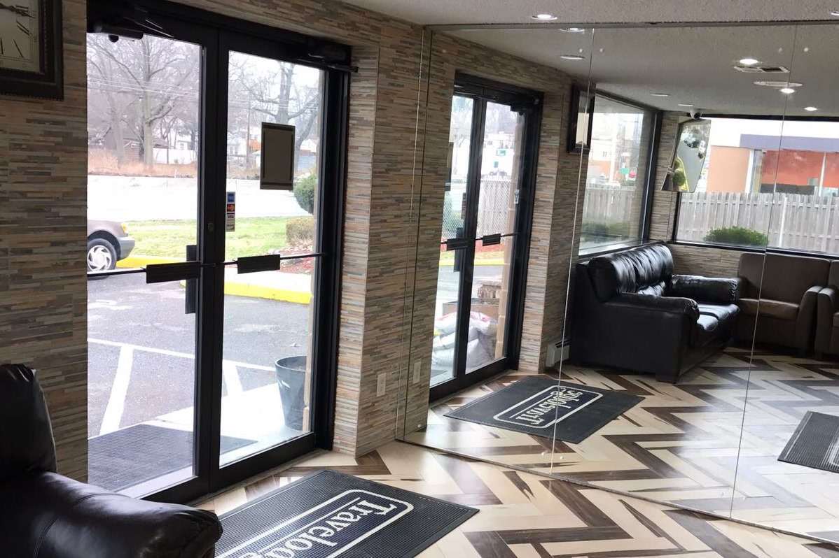 Фото Travelodge by Wyndham Avenel Woodbridge