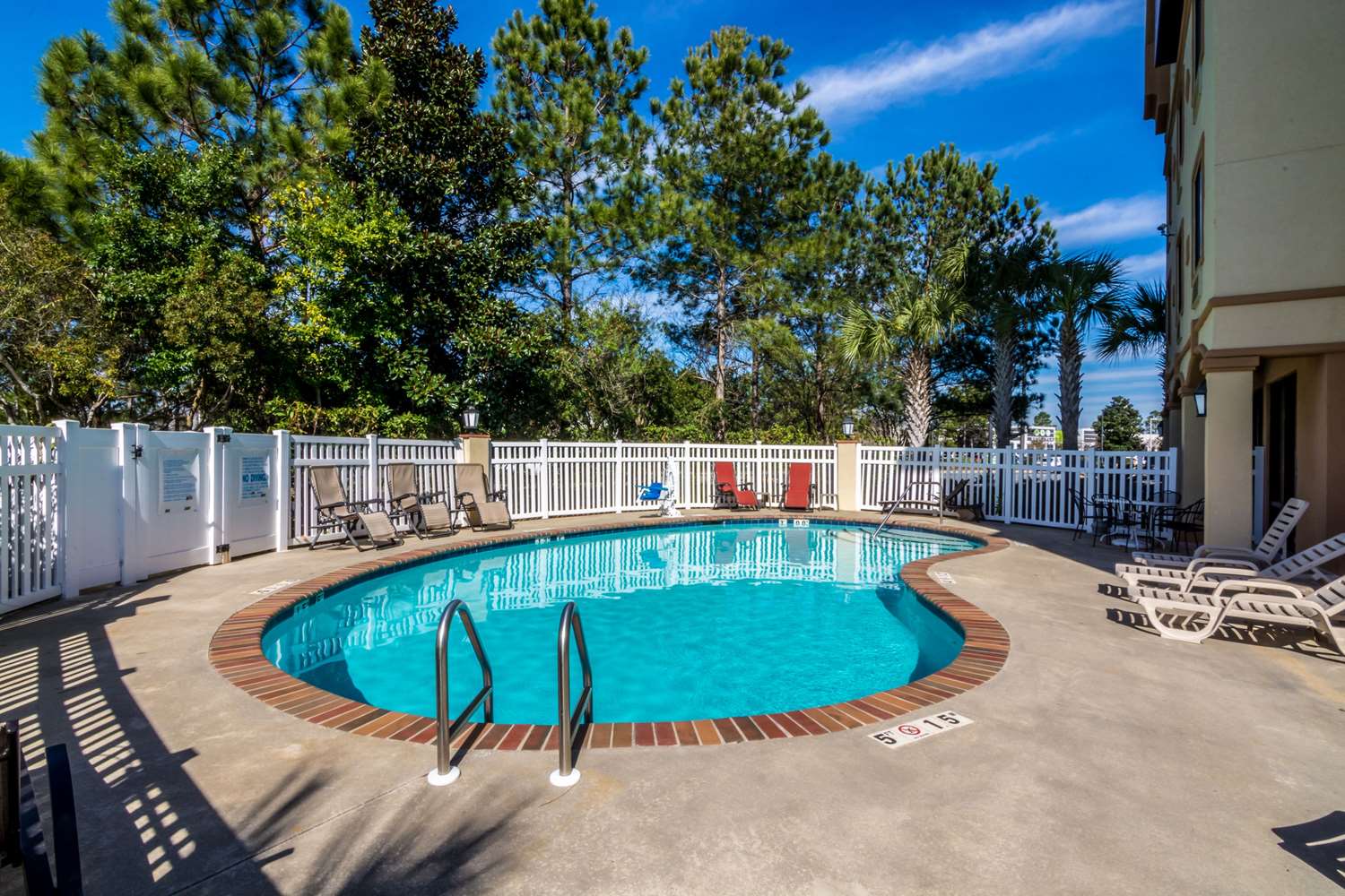 Фото Comfort Suites Panama City Beach