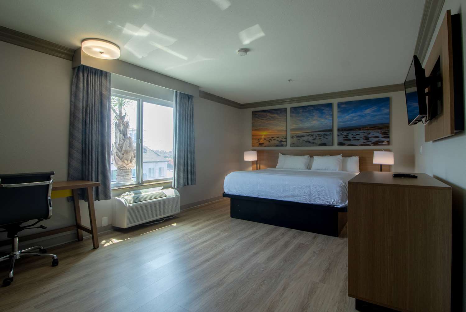 Фото Days Inn by Wyndham Carlsbad