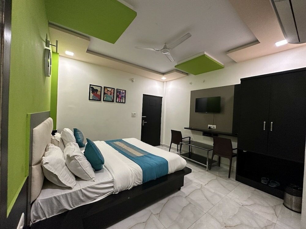 Фото Hotel Aaradhya Residency