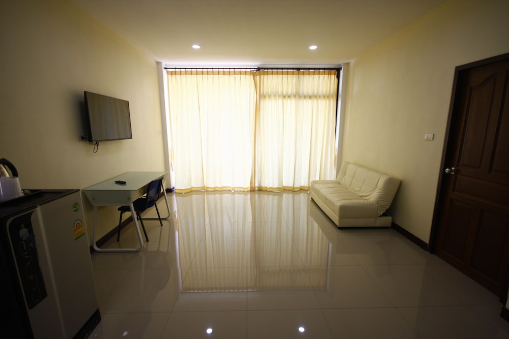 Фото Charoensuk Grand Hotel