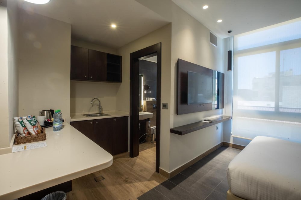 Фото The Compass Hotel