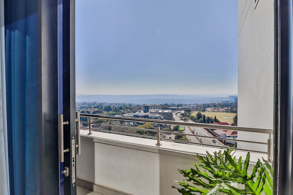 Фото Reserved Suites Illovo