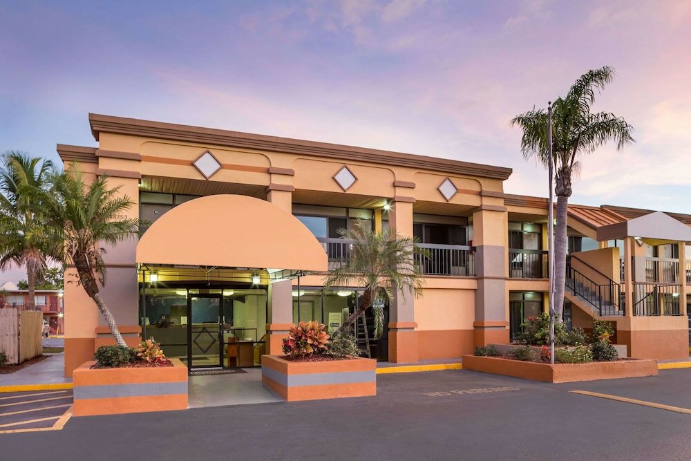 Фото Travelodge by Wyndham Fort Myers North