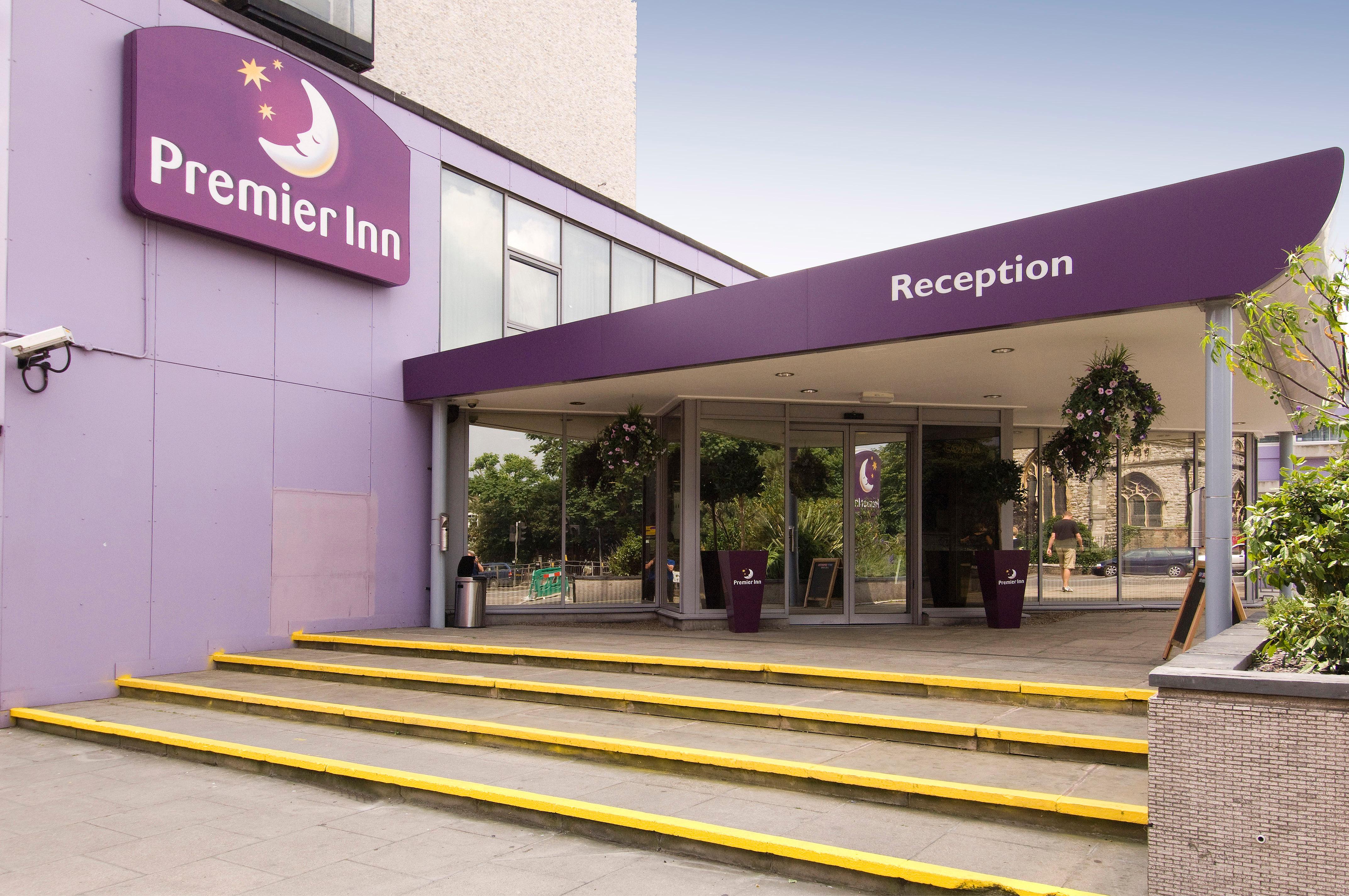 Фото Premier Inn London Putney Bridge