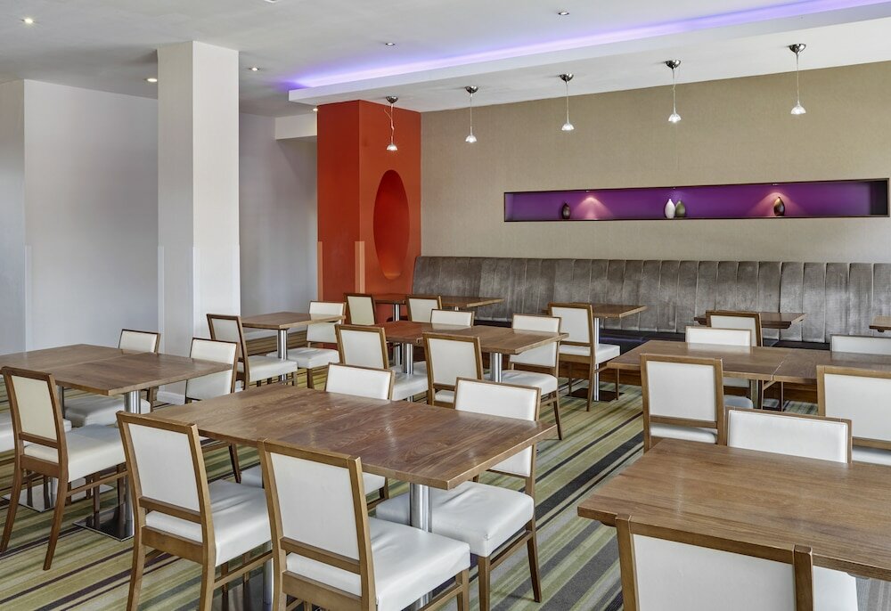 Фото Holiday Inn Express London - Newbury Park, an Ihg Hotel