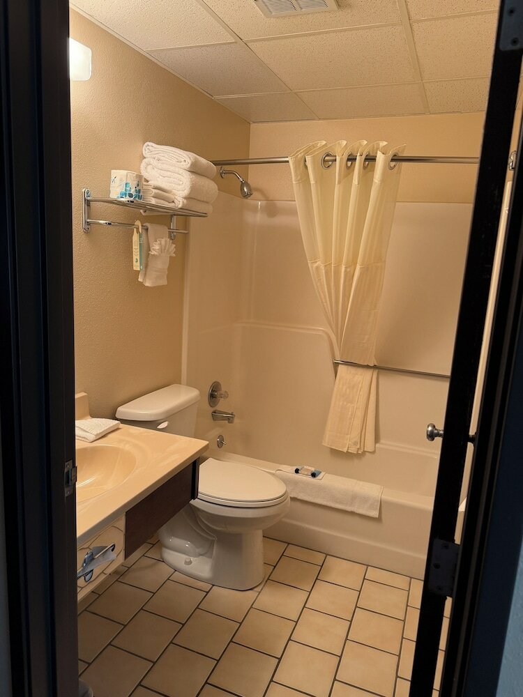 Фото Americas Best Value Inn Torrington