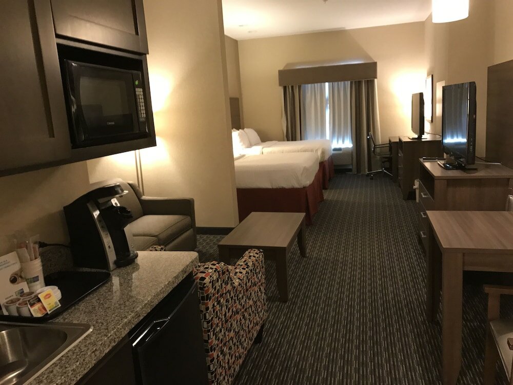 Фото Holiday Inn Express & Suites Fredericksburg, an Ihg Hotel