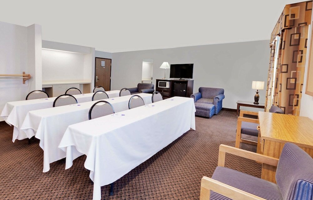 Фото Baymont by Wyndham Battle Creek Downtown