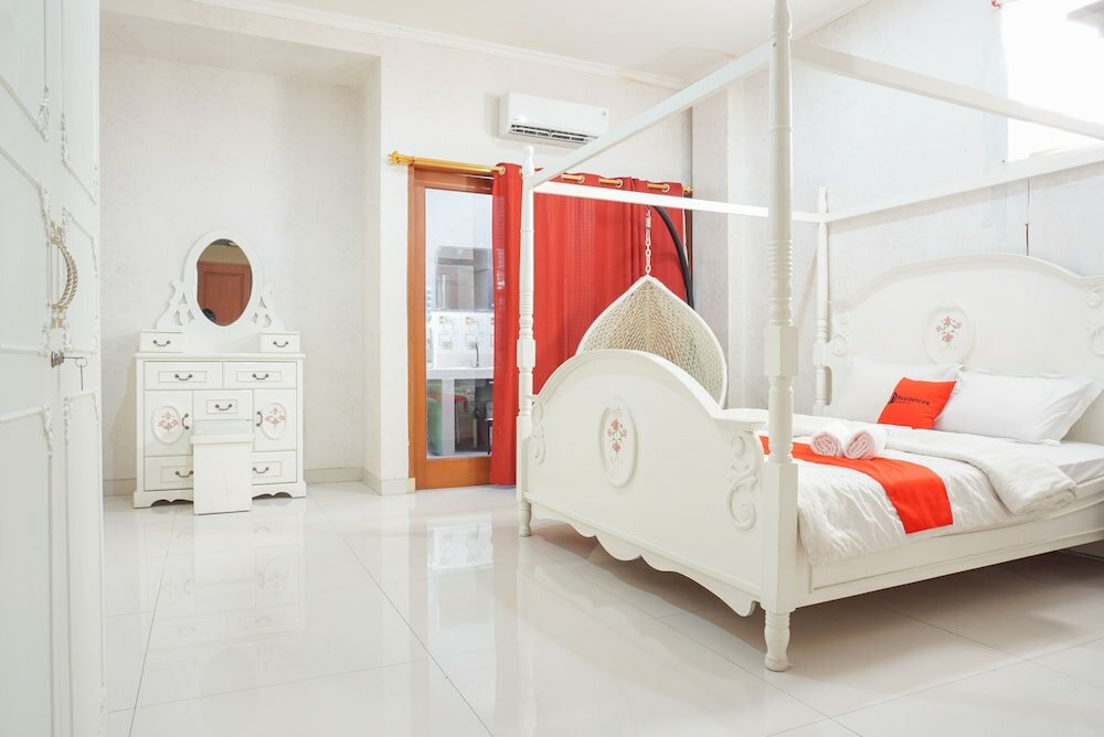 Фото Residences by RedDoorz near Kemang Square